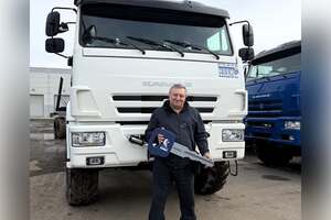 С гордостью передаем ключи от нового трубовоза на базе шасси KAMAZ 43118 нашему ценному клиенту! Желаем вам успехов и процветания в бизнесе!